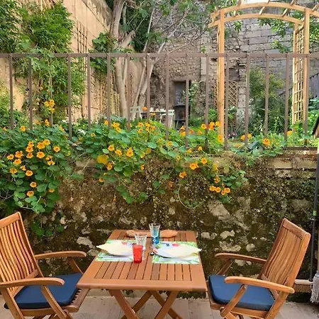 Capucines, Un Jardin Secret Dans Le Centre Historique * 아흘르